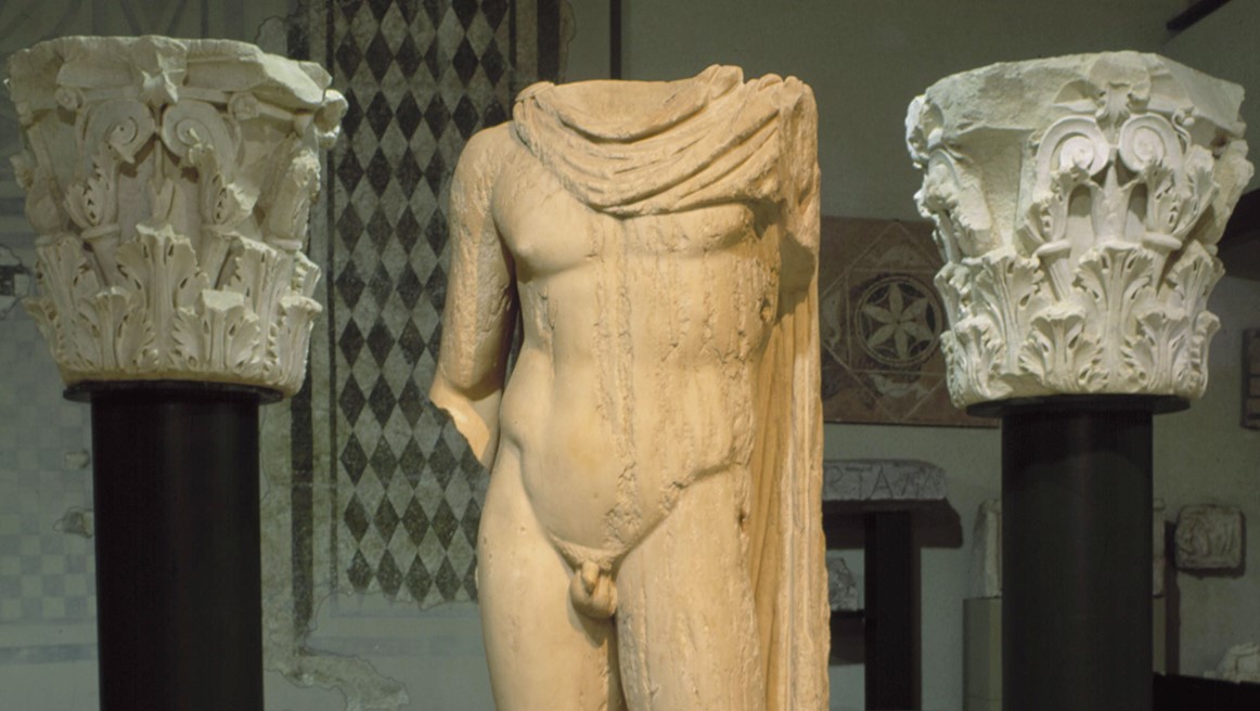 Escultura de Joven con clámide / siglo I a.C.